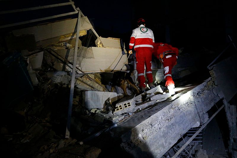 Los equipos de rescate buscan supervivientes de entre las ruinas de los edificios