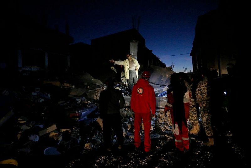 Equipos de rescate buscan supervivientes entre los escombros en la ciudad de Sarpul Zahab, Irán