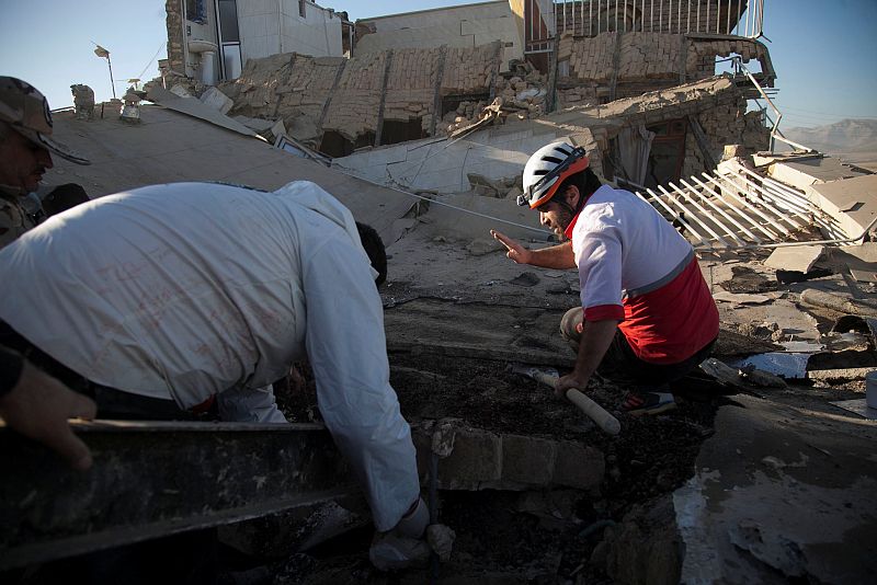 Un grupo de trabajadores busca víctimas en un edificio derrumbado en la ciudad iraní de Sarpul Zahab