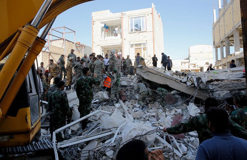 Equipos de rescate realizan labores de búsqueda entre restos de edificios de Sarpul Zahab