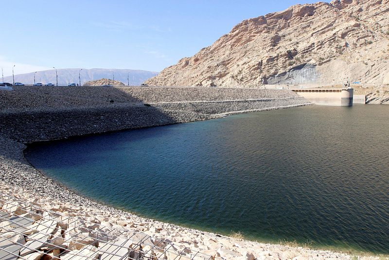 Vista de la presa de la central hidroeléctrica de Darbandiján, en Irak, agrietada por el terremoto y que podría ser vaciada