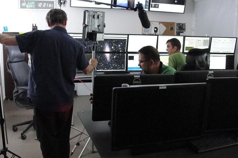 Preparando la grabación con los operadores de telescopios José Luis y Natalio
