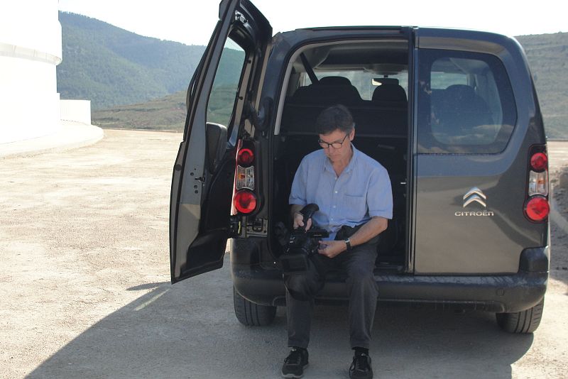 Nuestro cámara en Galáctica revisando el trabajo