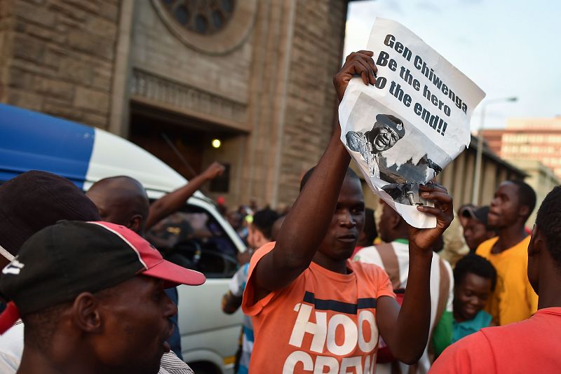 Banderas de Zimbabue y gritos de "descanse en paz, descanse en paz" acompañaban bailes y cánticos