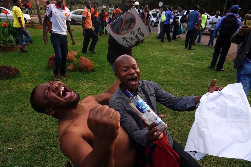 Escenas de celebración en las calles de Harare tras el anuncio de dimisión de Robert Mugabe