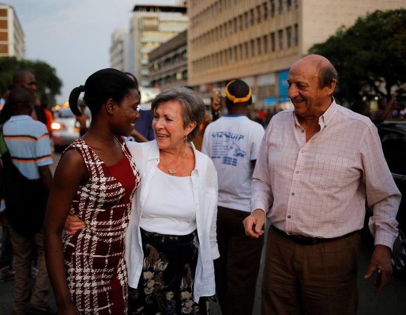 Celebración en las inmediaciones del Parlamento en Harare