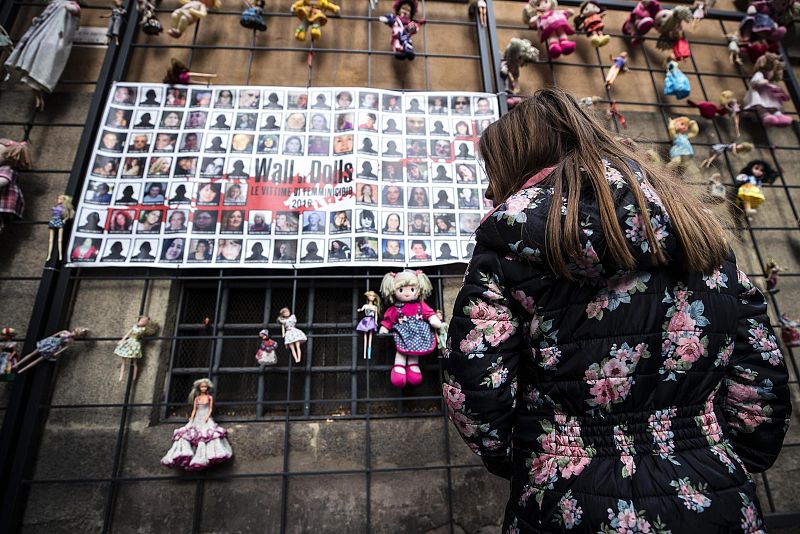Una mujer mira el mural en el que aparecen las víctimas de la violencia machista en Italia