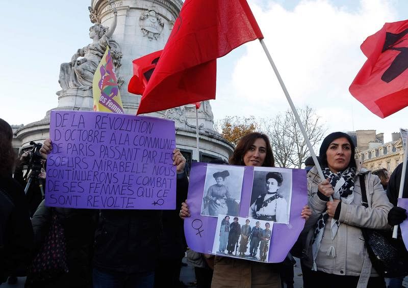 Manifestación contra la violencia contra las mujeres en la Plaza de la República en París