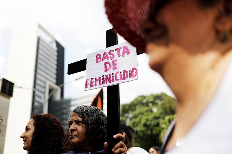Una mujer con una pancarta contra el feminicidio durante la manifestación contra la violencia de género que ha tenido lugar en la ciudad brasileña de Sao Paulo