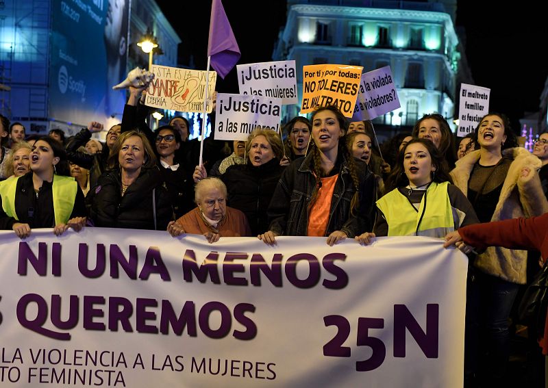 Varias mujeres con una pancarta durante la manifestación contra la violencia de género que ha tenido lugar en Madrid