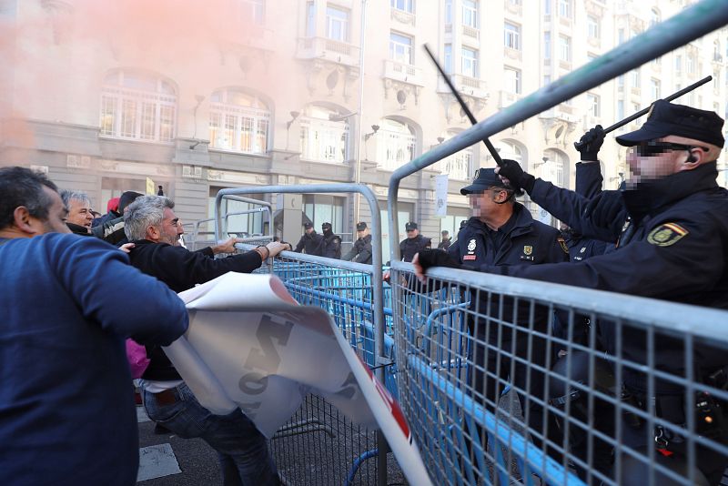 Miles de taxistas de toda España se manifiestan en Madrid contra los VTC