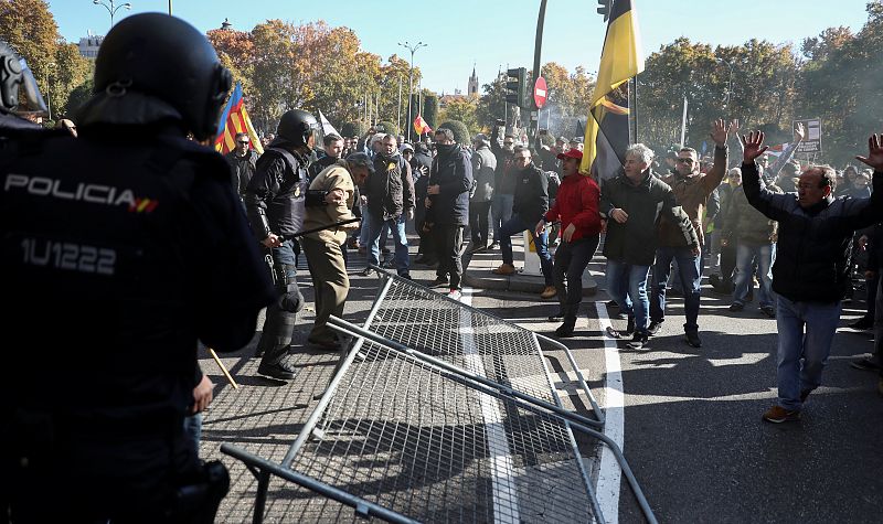 Tensión entre policías y taxistas junto al Congreso