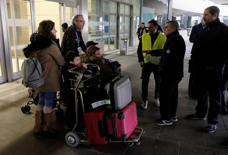 Sin taxis en estaciones y aeropuertos por la movilización masiva del sector