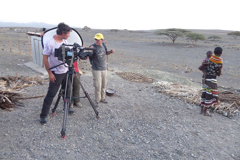 De rodaje con Alicia y su hijo en Loiyangalani