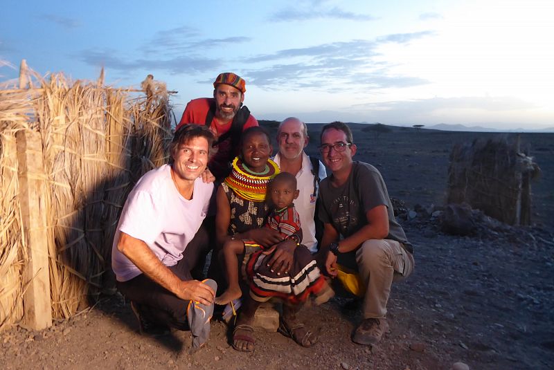 El equipo de 'Pueblo de Dios' con Alicia y su hijo en Loiyangalani (Kenia)