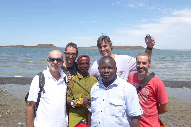 El equipo de 'Pueblo de Dios' con un pastor turkana y el padre Stephen