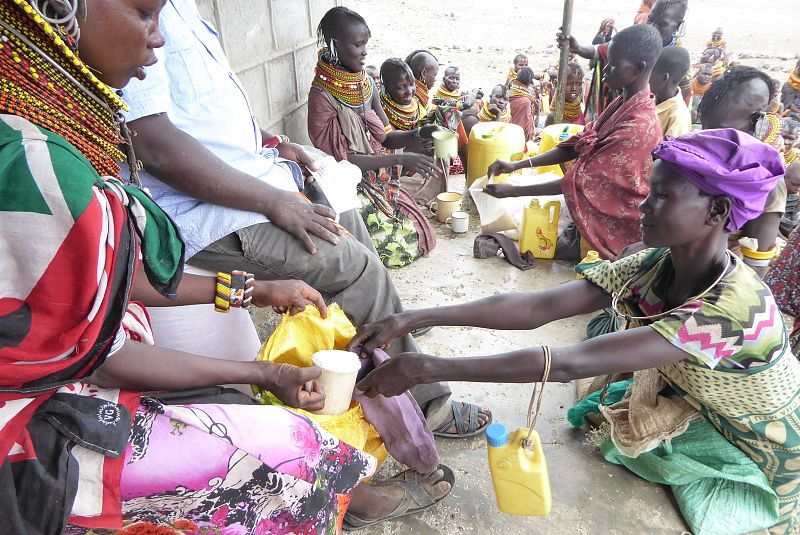 Una mujer recibe arroz en las cercanías del lago Turkana