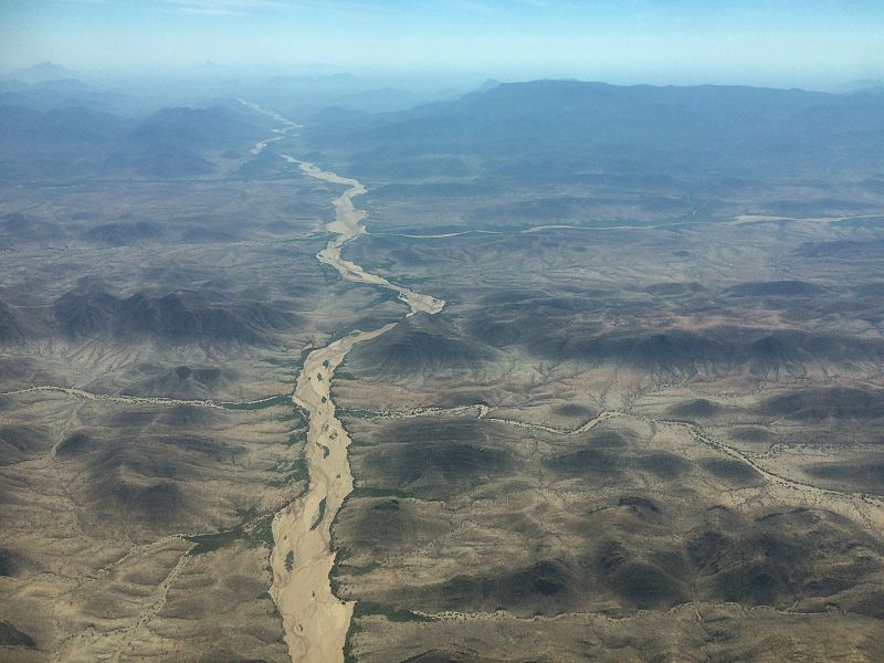 El lecho seco de un río del norte de Kenia desde la avioneta
