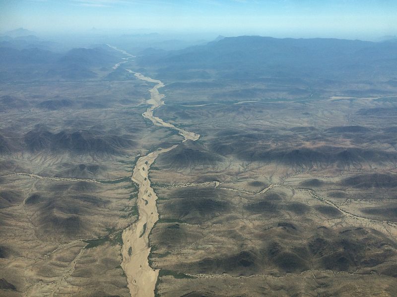 El lecho seco de un río del norte de Kenia desde la avioneta
