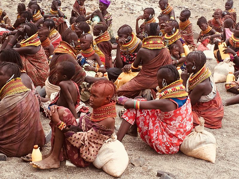 Mujeres y niñas turkana con la ayuda recibida