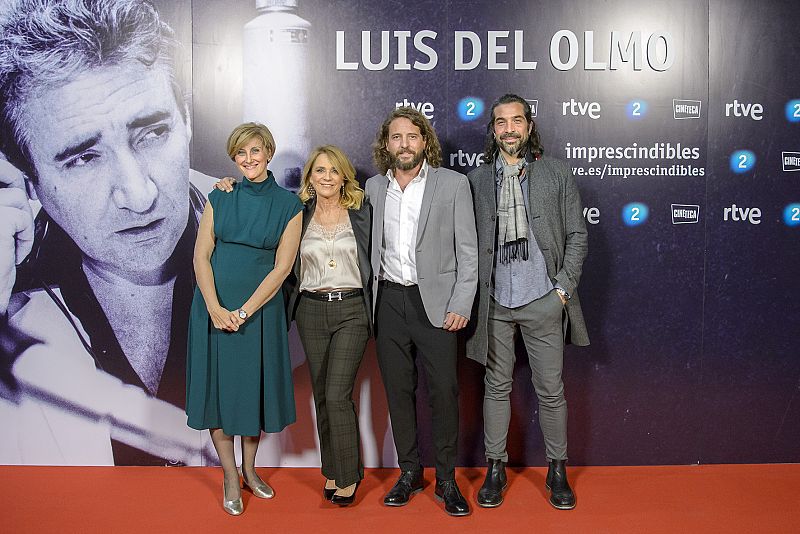 La directora de 'Imprescindibles', Ana Peláez, junto a Elena Sánchez y el equipo de realización del documental sobre Luis del Olmo
