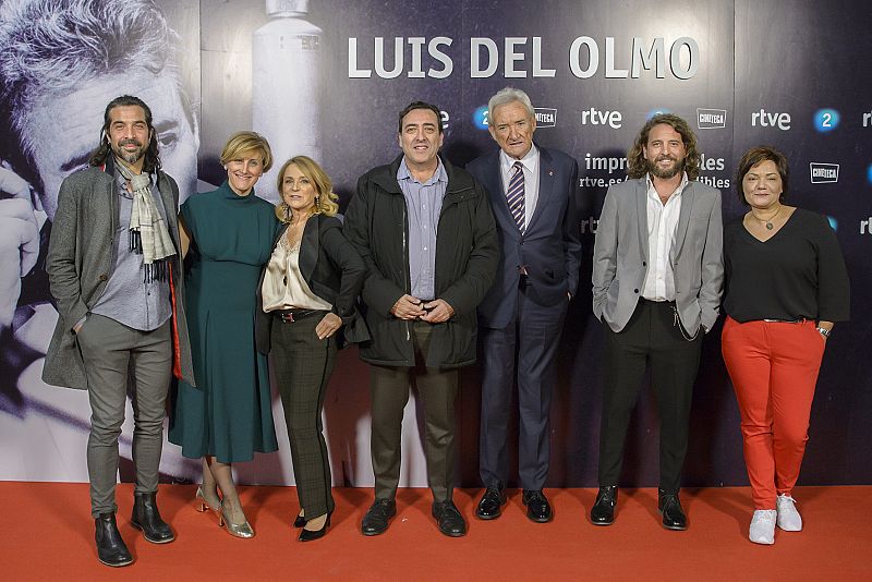 El equipo de 'Imprescindibles' que ha realizado el documental, junto a Luis del Olmo y el director de La 2, Juan Manuel Hidalgo
