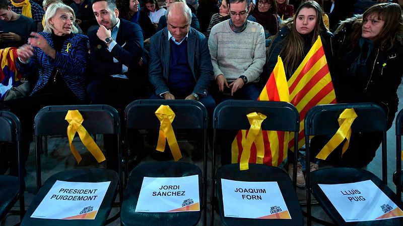 Sillas vacías en el acto de Junts per Catalunya recordando a los exiliados y encarcelados.