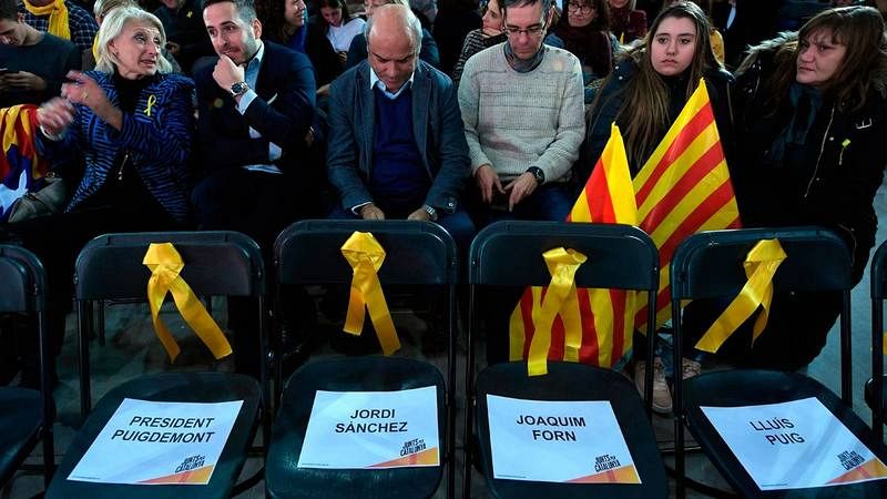 Sillas vacías en el acto de Junts per Catalunya recordando a los exiliados y encarcelados.