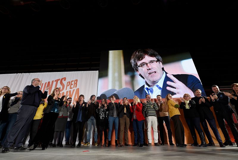 Junts per Catalunya ovaciona a su número uno, Carles Puigdemont