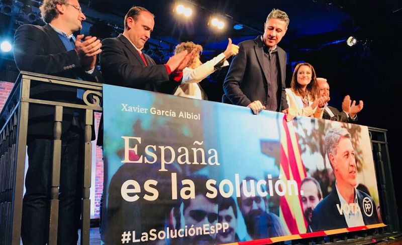 Xavier García-Albiol, tras uno de sus carteles de campaña