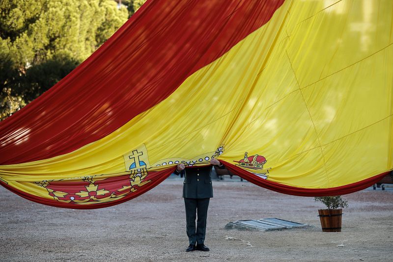Solemne izado de la bandera nacional en la Plaza de Colón