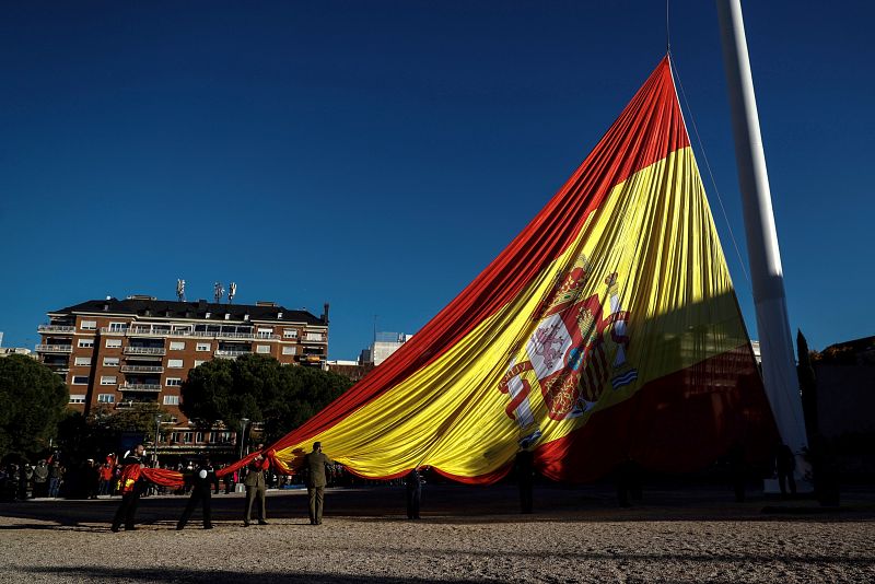 Solemne izado de la bandera nacional en la Plaza de Colón