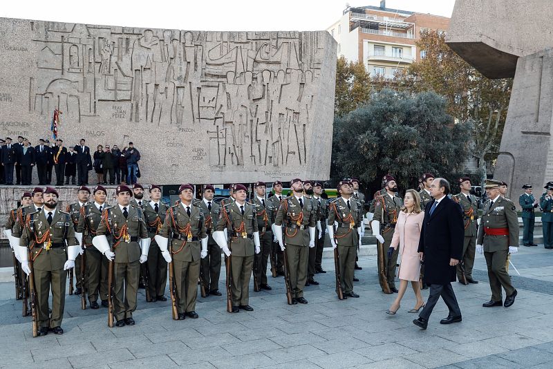 Solemne izado de la bandera nacional en la Plaza de Colón