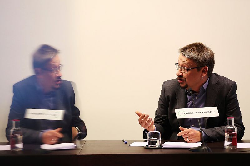 El cabeza de lista de Catalunya en Comú-Podem, Xavier Domènech, durante la conferencia-coloquio en la sede del Círculo de Economía.