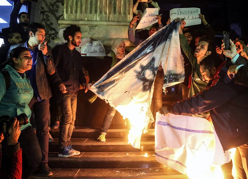 Manifestantes queman una bandera de Israel en El Cairo