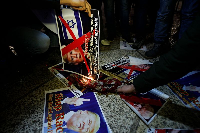 Carteles de Trump quemados en Belén