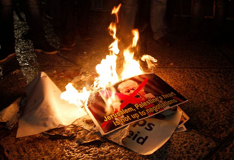 Palestinos queman un cartel de Trump
