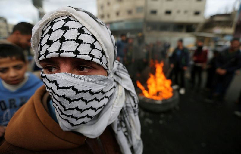 Un joven cubre su rostro con un pañuelo palestino durante las protestas en Jan Yunis, en el sur de la Franja de Gaza