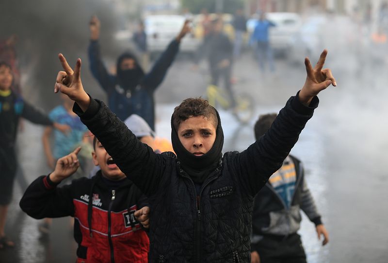 Niños palestinos participan en las protestas este jueves en Ciudad de Gaza