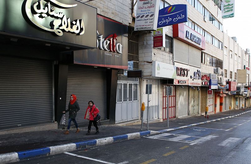 Una calle de la ciudad cisjordana de Hebrón, vacía y con todos los comercios cerrados por la huelga palestina