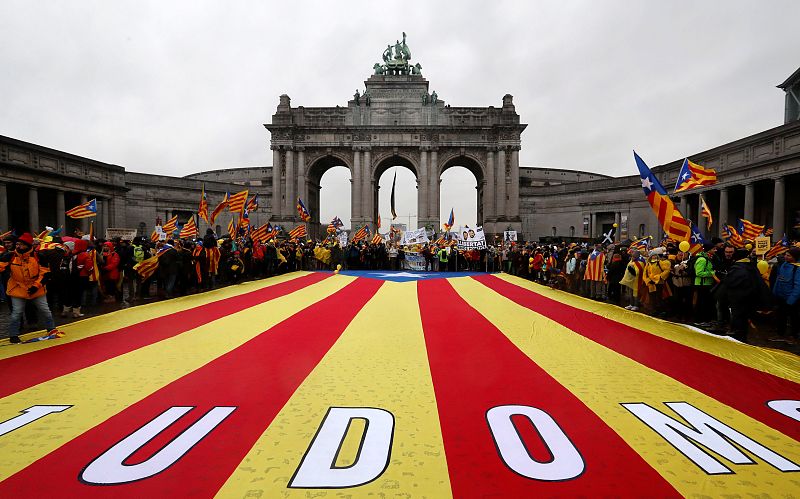 Pro-independence Catalans from all over Europe take part in a rally showing their support to ousted Catalan leader Carles Puigdemont and his government, in Brussels