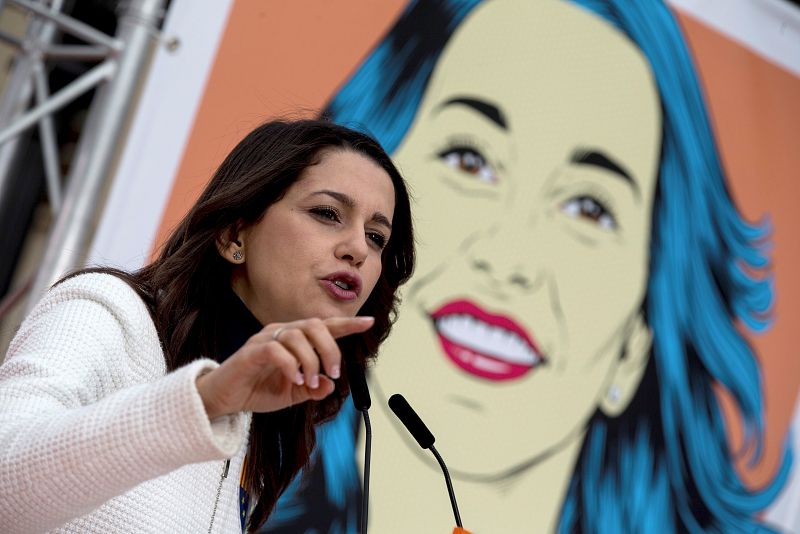 Inés Arrimadas interviene en un acto de campaña de Ciudadanos en Tarragona ante un gran cartel con su imagen en formato de ilustración de cómic.