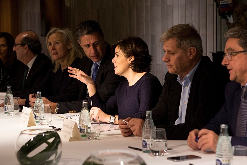 La vicepresidenta del Gobierno, Soraya Sáenz de Santamaría, y Xavier García Albiol se reúnen con representantes de gremios y asociaciones de restauración, turismo y comercio de Barcelona.