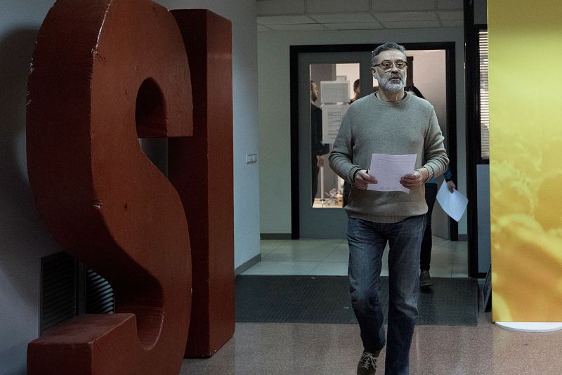 El cabeza de lista de la CUP, Carles Riera, llega a la rueda de prensa en la que la CUP, Procés Constituent y Som Alternativa, entidad impulsada por Albano Dante Fachin, han anunciado la creación de "Plataforma x la República".