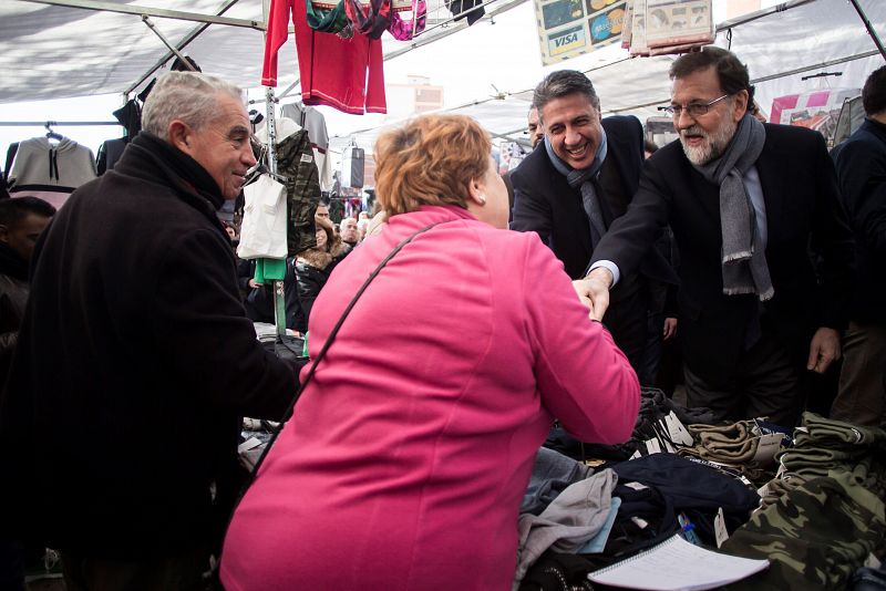 El presidente del Gobierno, Mariano Rajoy, acompaña al candidato del PPC a la presidencia de la Generalitat, Xavier García Albiol, en un mercadillo de Badalona.