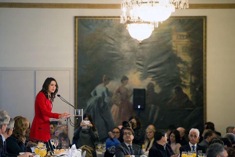 La candidata de Ciudadanos a la Presidencia de la Generalitat, Inés Arrimadas, durante el desayuno-coloquio organizado por Nueva Economía Forum en Barcelona.