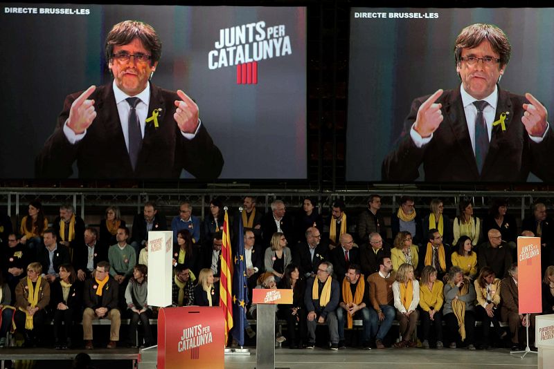 Intervención por videoconferencia del expresidente de la Generalitat, Carles Puigdemont, en el acto central de campaña de Junts per Catalunya celebrado en el pabellón de la Vall d'Hebron en Barcelona