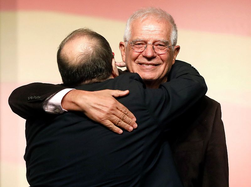 El candidato del PSC a la presidencia de la Generalitat, Miquel Iceta, acompañado del expresidente del Parlamento Europeo Josep Borrell, en un mitin en L'Hospitalet de Llobregat (Barcelona)