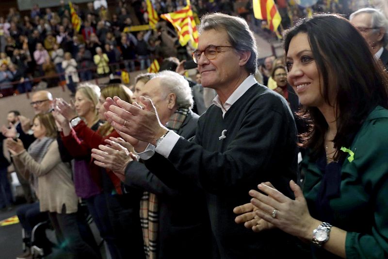 El expresidente Artur Mas y Marcela Topor, esposa del expresidente de la Generalitat, Carles Puigdemont, en el acto central de campaña de Junts per Catalunya, el viernes 15 de diciembre.