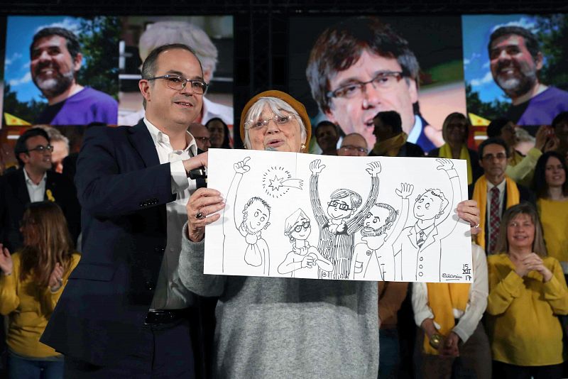 El exconseller Josep Rull junto a la caricaturista y miembro de la candidatura Pilarín Vallés durante el acto central de campaña de Junts per Catalunya, el viernes 15 de diciembre.